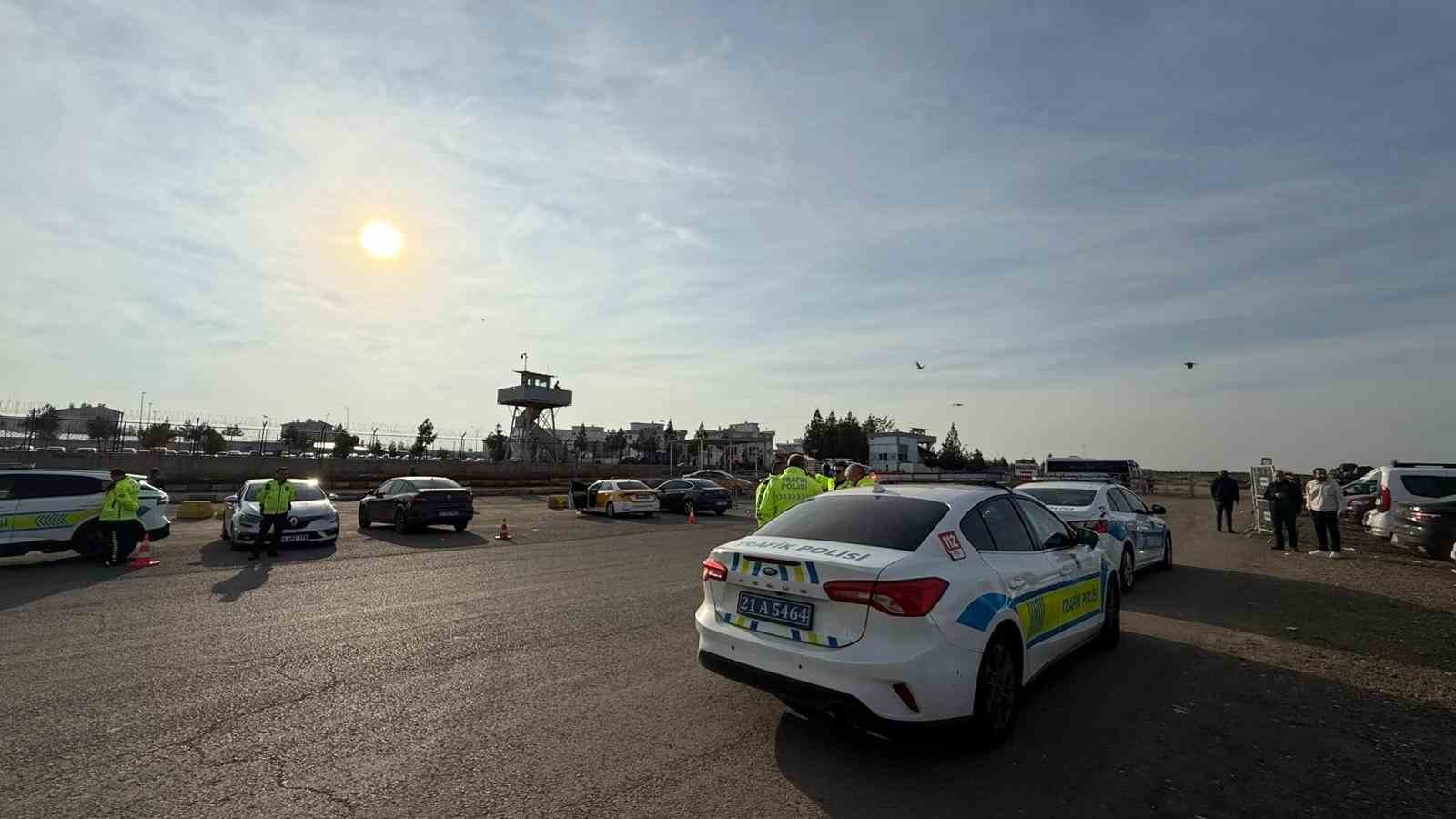 Diyarbakır&rsquo;da 11&rsquo;inci yargı paketi heyecanı: Aileler cezaevi &ouml;n&uuml;nde toplandı
