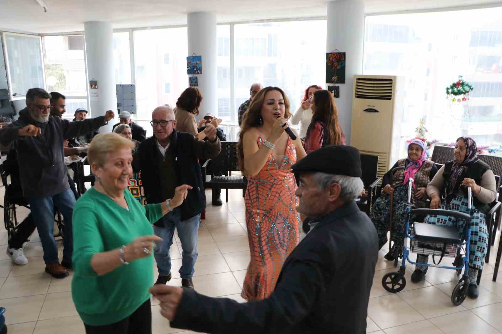 S&ouml;ke Huzur Evi&rsquo;nde erken yeni yıl kutlaması renkli ge&ccedil;ti
