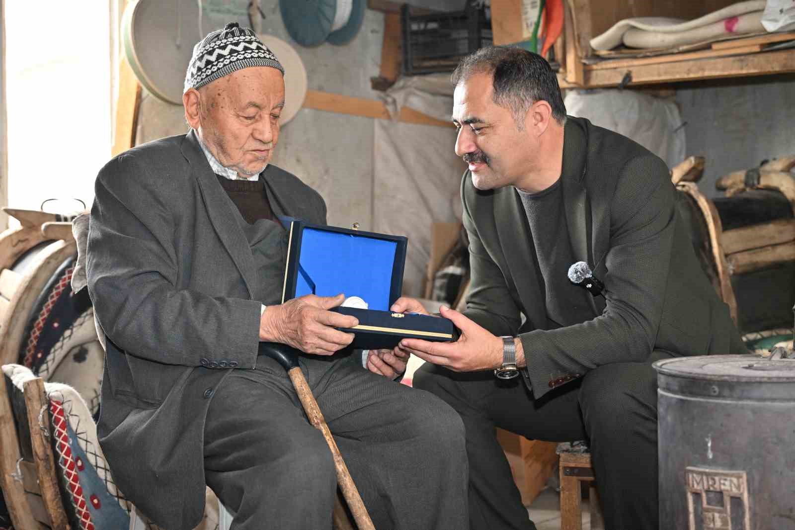 Regaip Kandili&rsquo;nde, Demirci&rsquo;de ustalara vefa ziyareti
