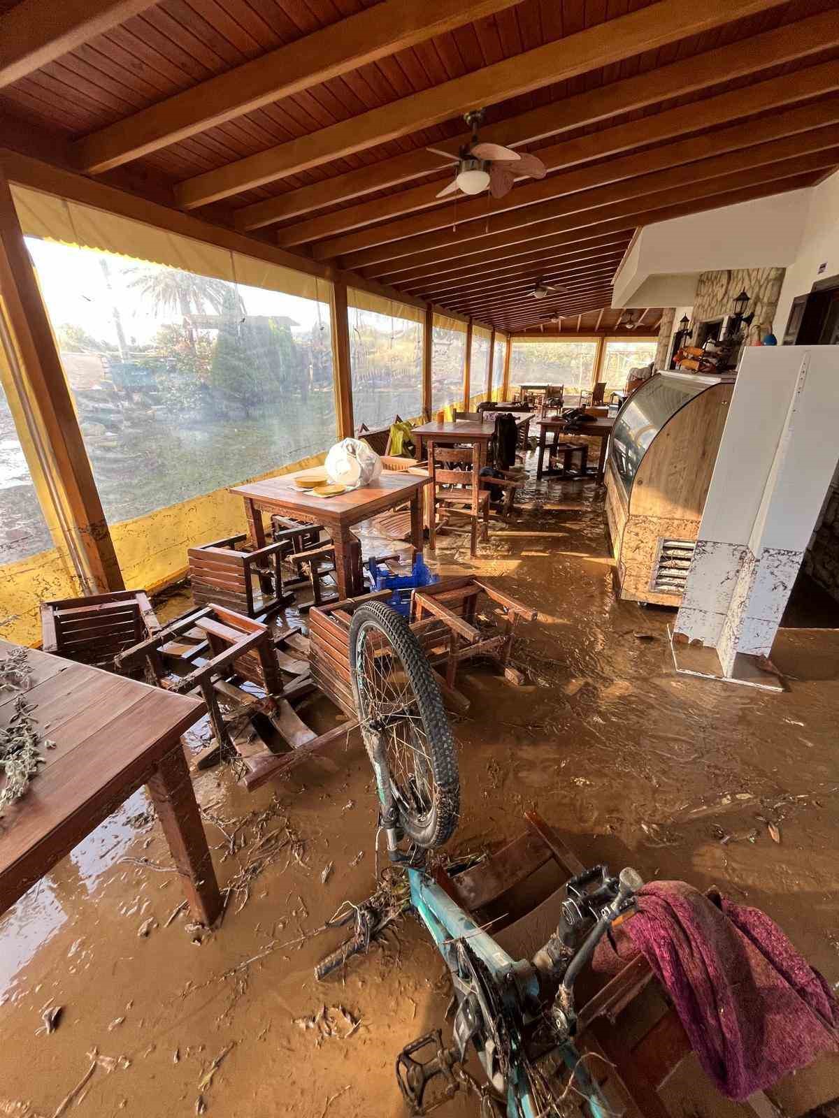 Dat&ccedil;a&rsquo;da sağanak yağış etkili oldu
