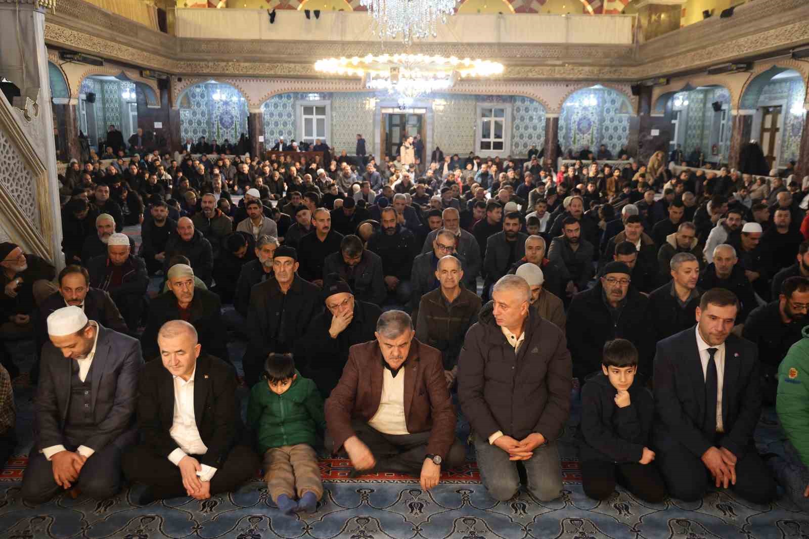 Elazığ’da Regaip Kandili’nde vatandaşlar camilere akın etti