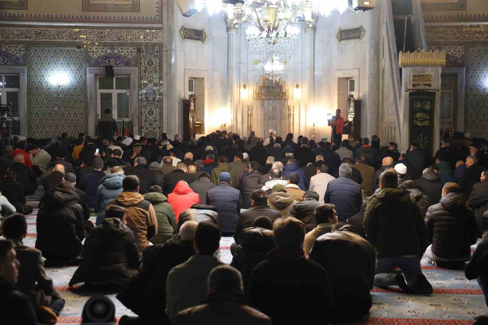 Elazığ&rsquo;da Regaip Kandili&rsquo;nde vatandaşlar camilere akın etti
