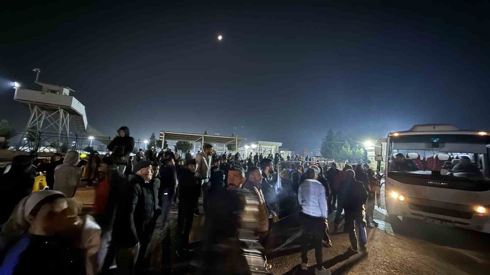 Diyarbakır’da tahliye olan tutuklular davul zurnayla karşılandı