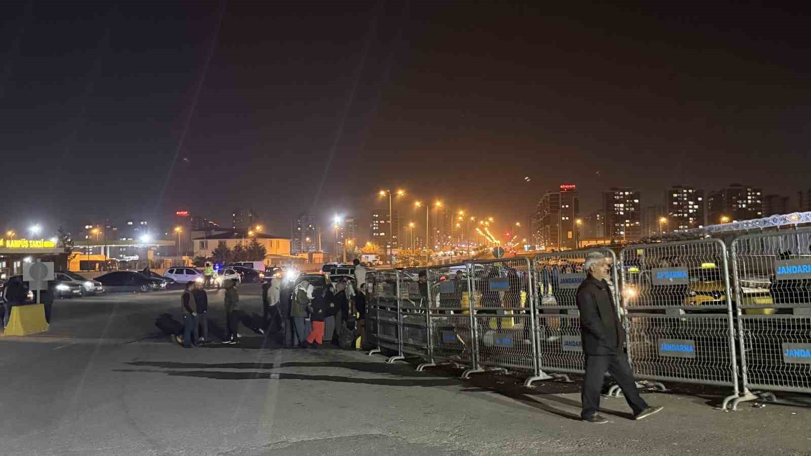 Diyarbakır&rsquo;da tahliye olan tutuklular davul zurnayla karşılandı
