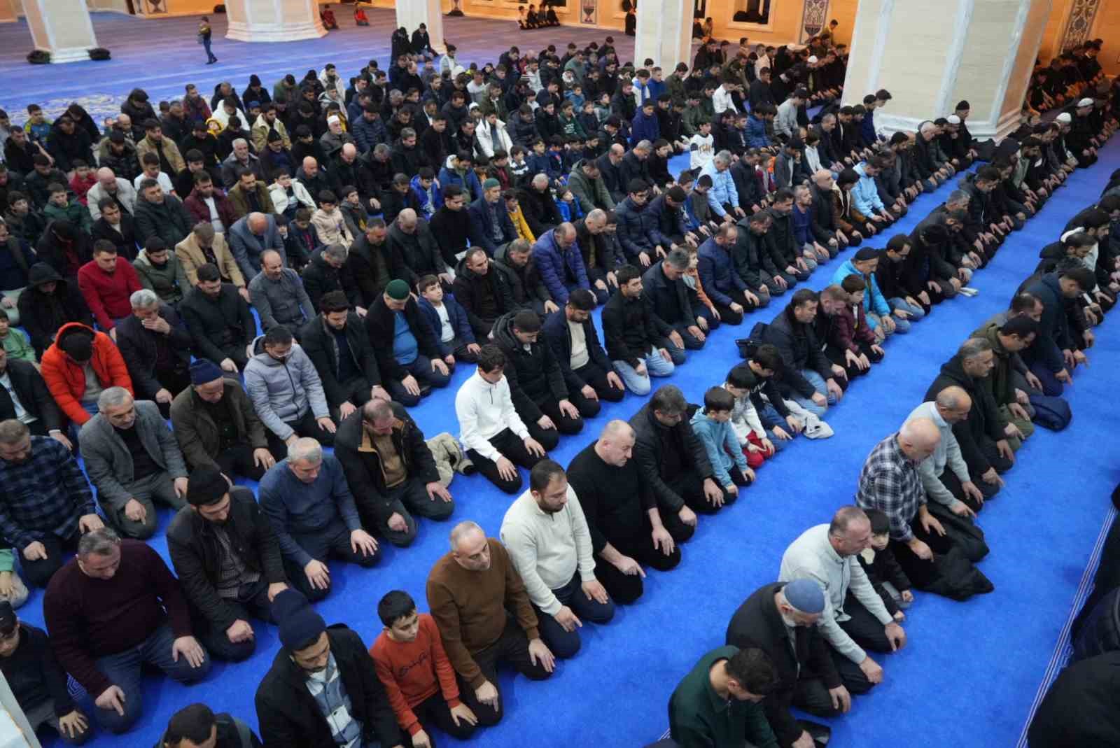 Muş’ta Regaip Kandili’nde vatandaşlar camilere akın etti