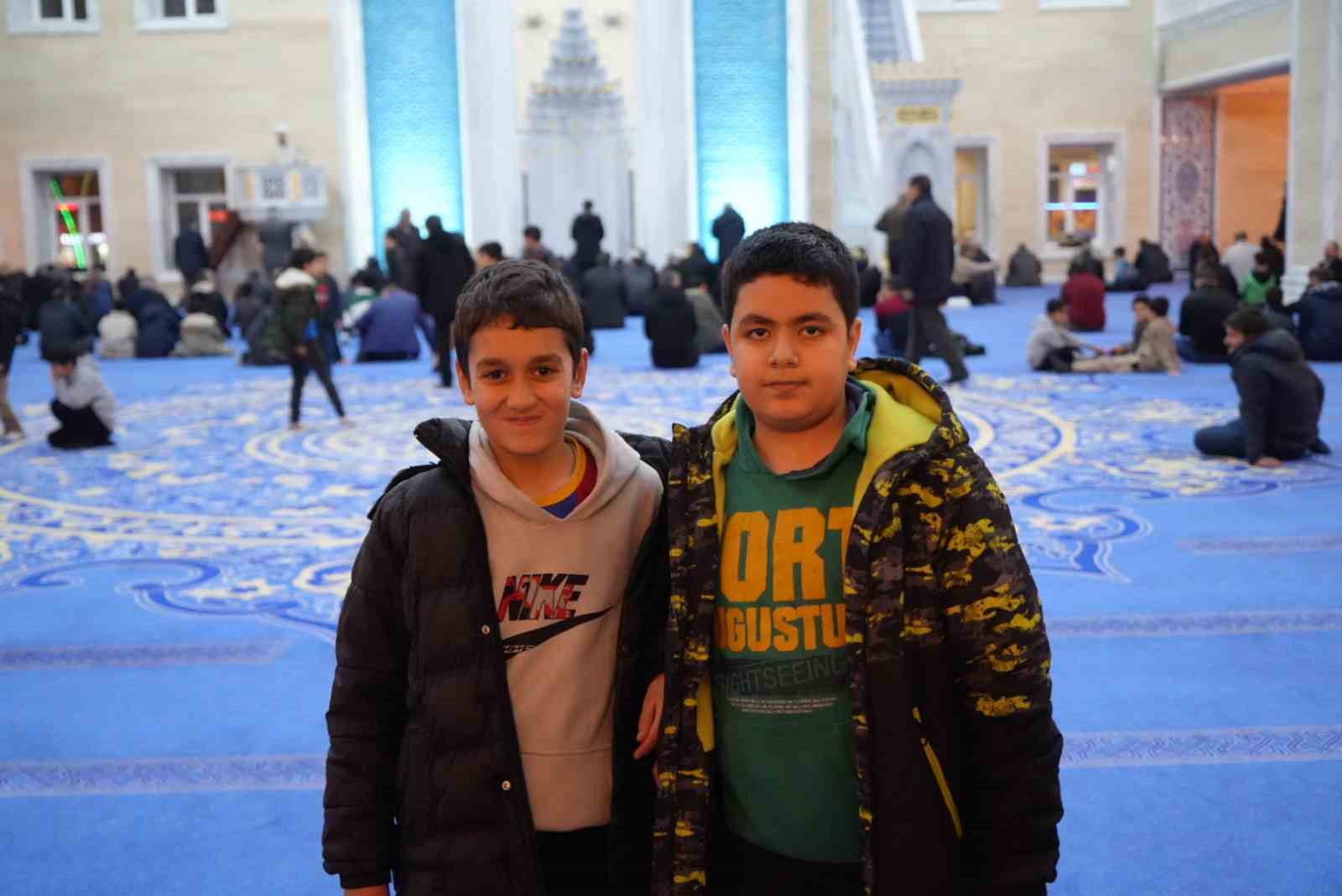 Muş&rsquo;ta Regaip Kandili&rsquo;nde vatandaşlar camilere akın etti
