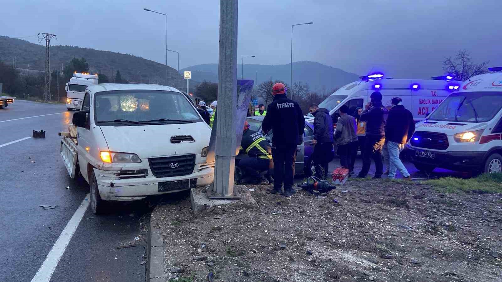 Bilecik&rsquo;te otomobil ile kamyonet &ccedil;arpıştı: 5 yaralı
