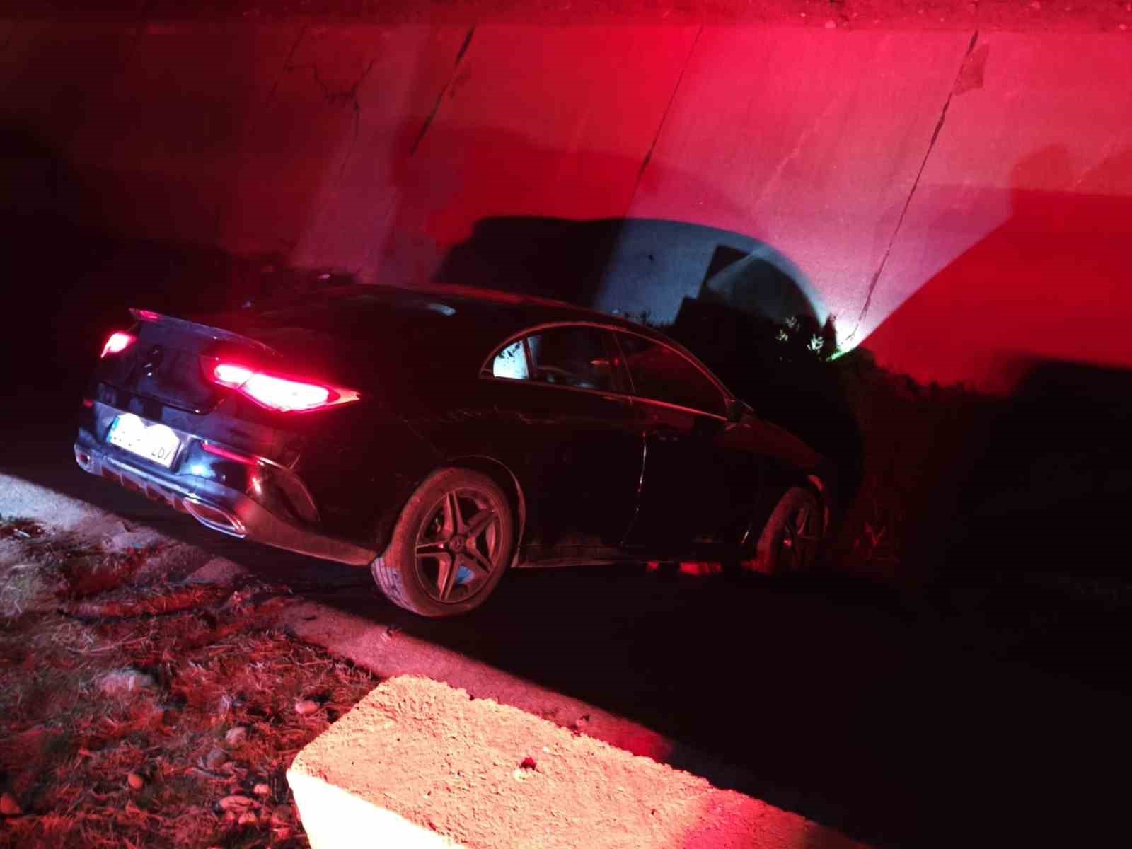 Batman&rsquo;da otomobil su kanalına u&ccedil;tu: 1 yaralı
