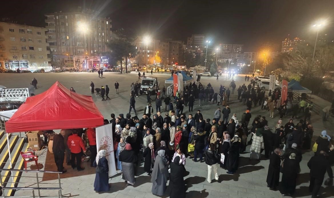 Diyarbakır Vakıflar B&ouml;lge M&uuml;d&uuml;rl&uuml;ğ&uuml;nden kandil dolayısıyla salep ikramı
