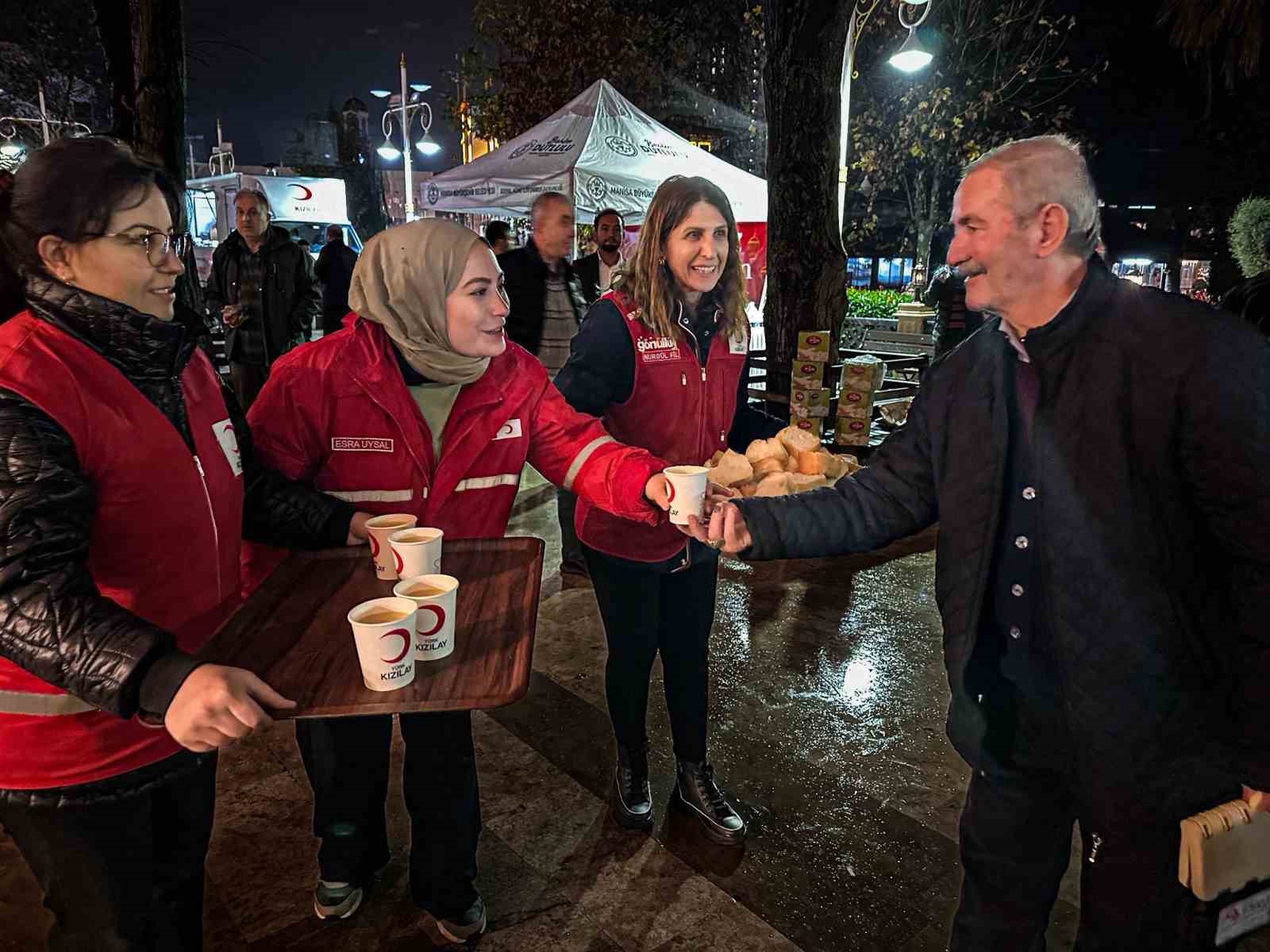 Manisa&rsquo;da T&uuml;rk Kızılay&rsquo;dan Regaip Kandili&rsquo;nde bin kişilik ikram
