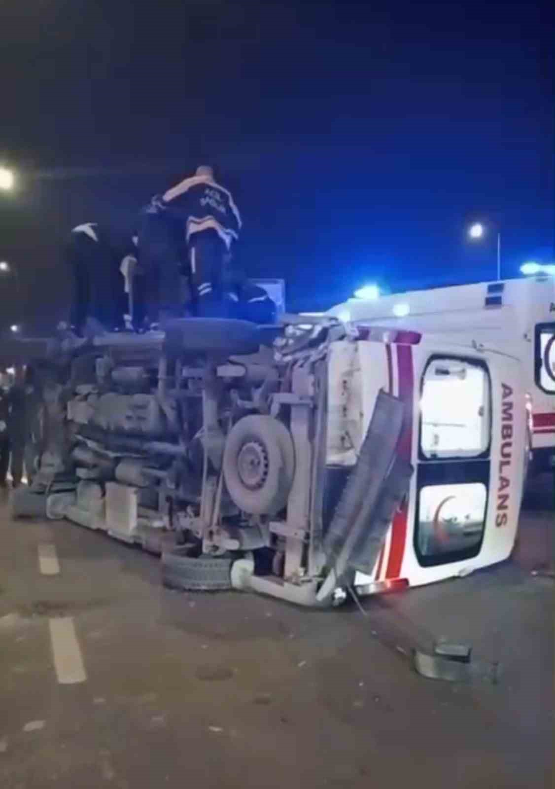 Otomobille çarpışan ambulans devrildi: 3 sağlık çalışanı yaralandı
