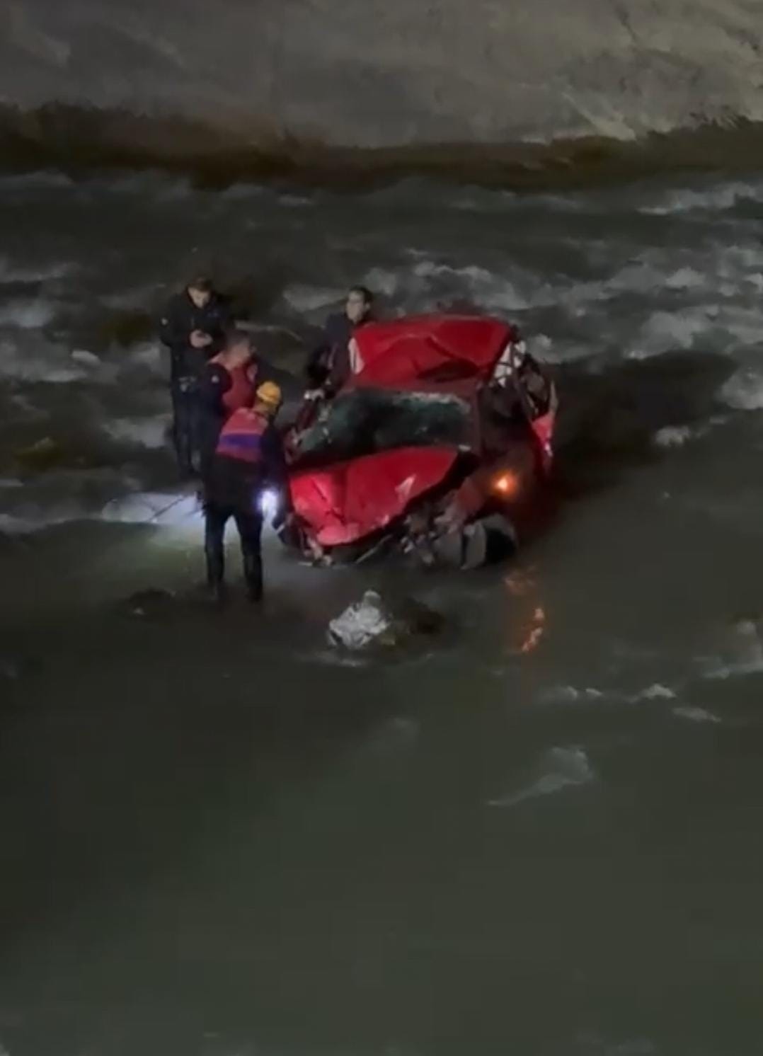 Kontrolden çıkan otomobil Zap Suyu’na uçtu: 1’i ağır yaralı
