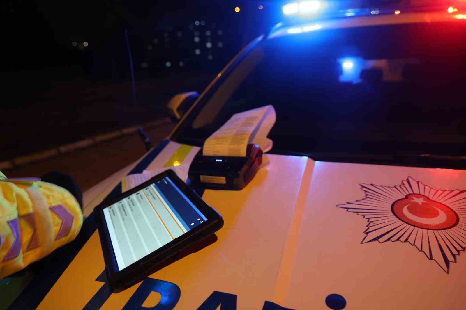 Kontrolden &ccedil;ıkan otomobil ağaca &ccedil;arptı: 2 yaralı
