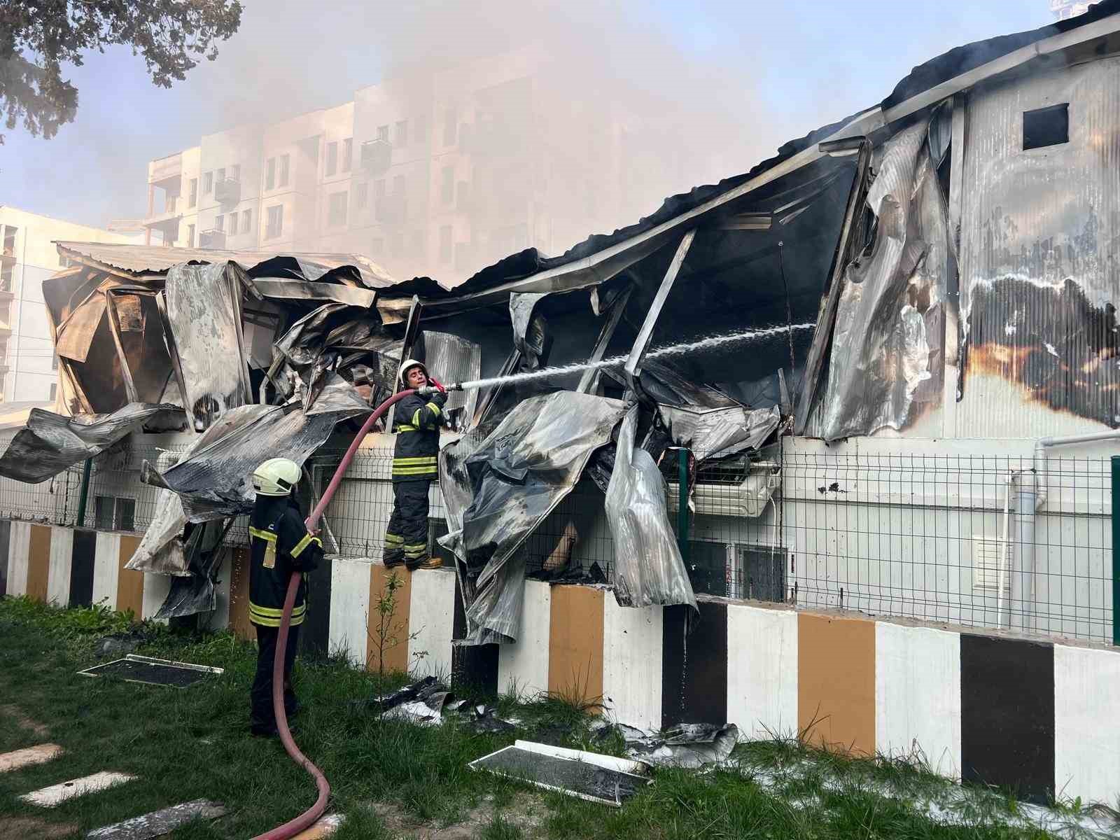 İşçilerin kaldığı konteyner yatakhane alevlere teslim oldu