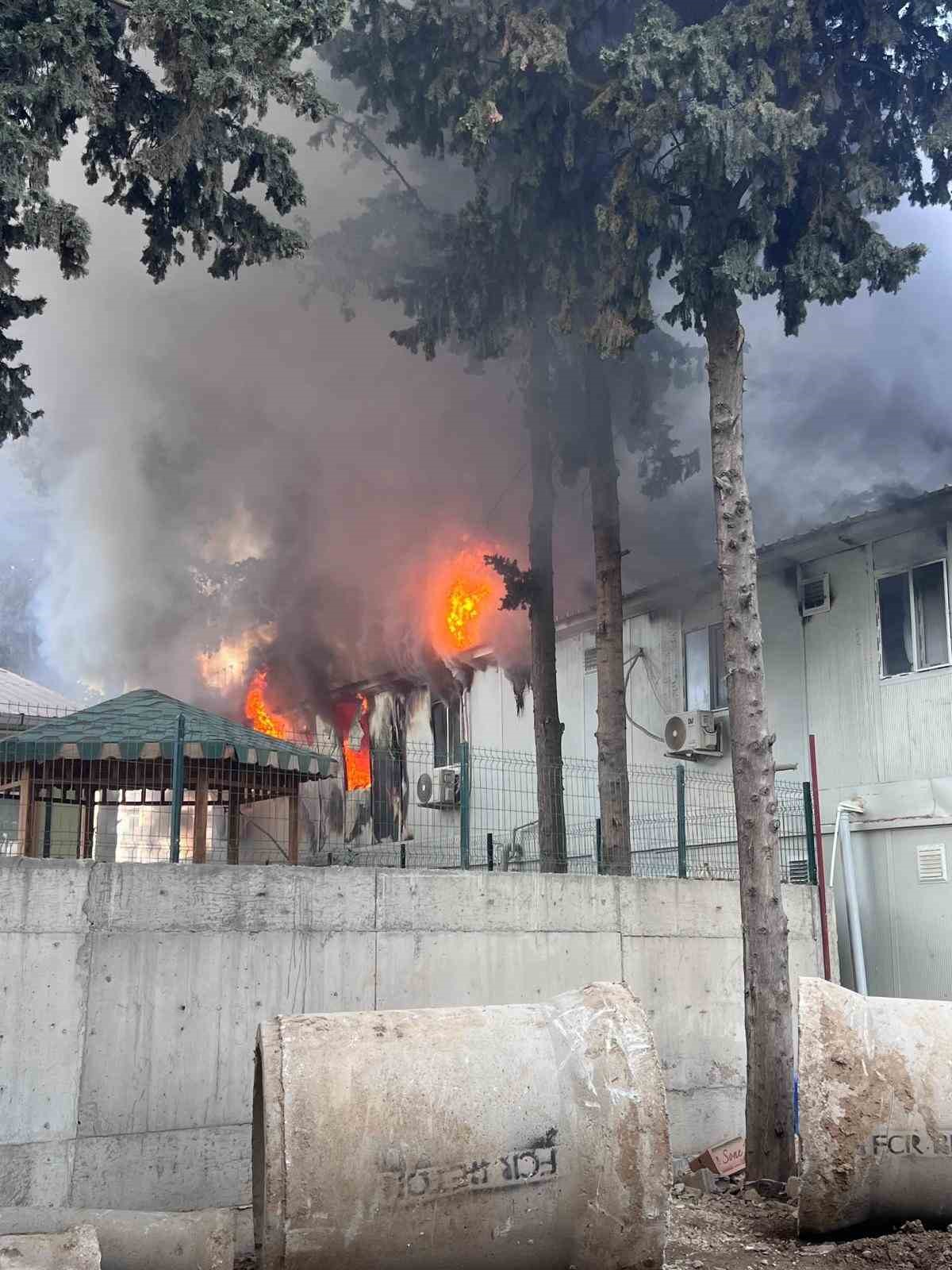 İş&ccedil;ilerin kaldığı konteyner yatakhane alevlere teslim oldu
