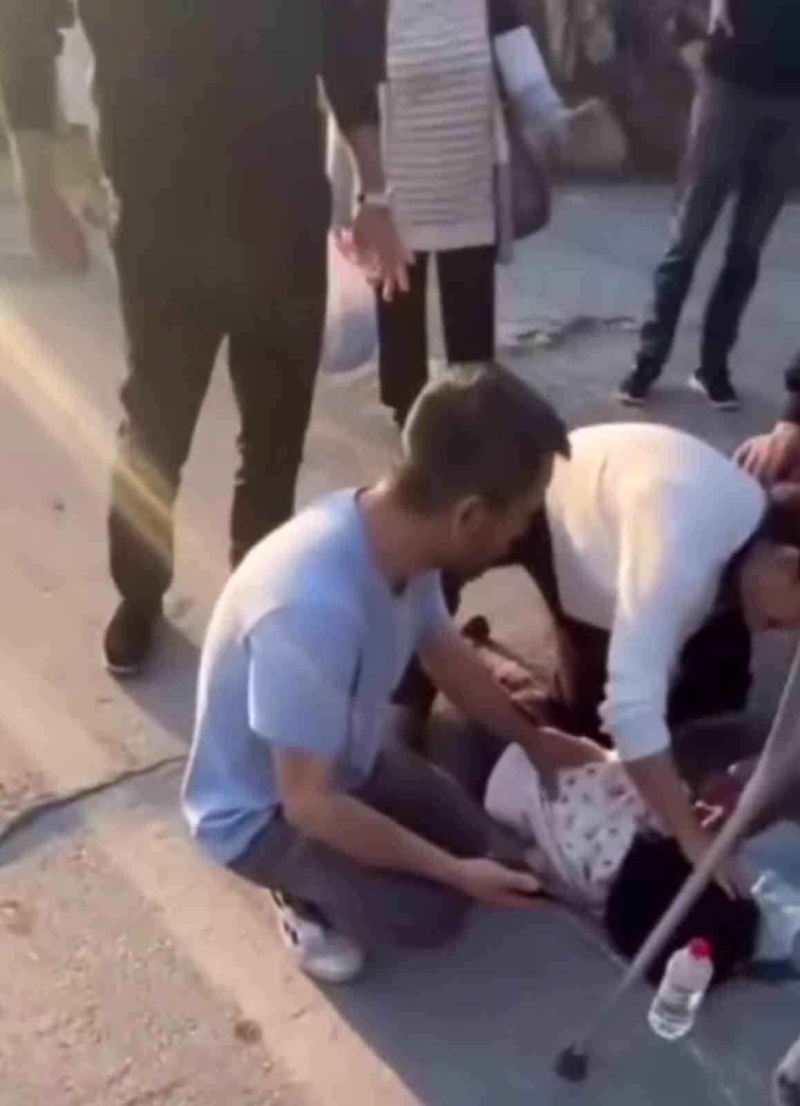 Anne ve 2 çocuğuna yaya geçidinde otomobil çarptı