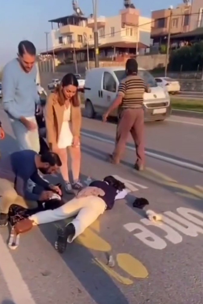 Anne ve 2 &ccedil;ocuğuna yaya ge&ccedil;idinde otomobil &ccedil;arptı
