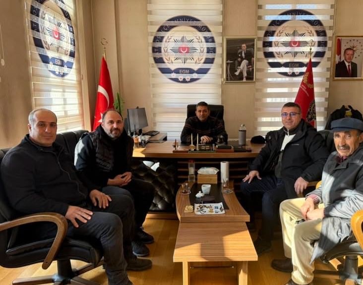 Ağrı&rsquo;da yolda bulunan altınlar sahibine ulaştırıldı
