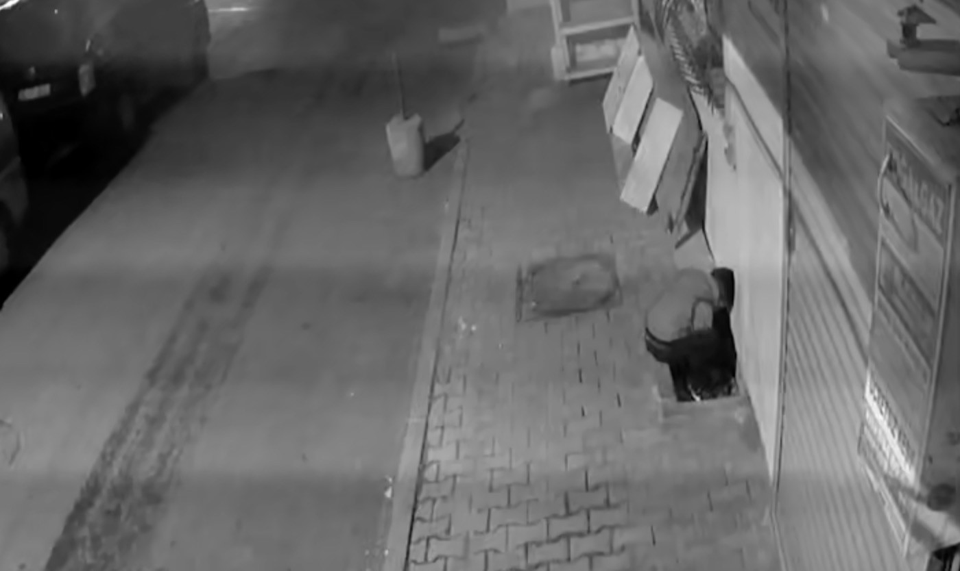 Arnavutk&ouml;y&rsquo;de k&uuml;&ccedil;&uuml;k &ccedil;ocuğun tehlikeli oyunu kamerada
