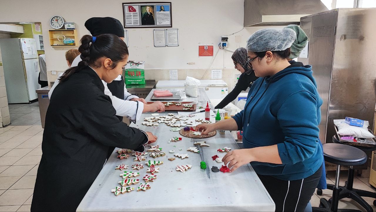 Halka a&ccedil;ık kafede &ouml;ğrenciler hem &ouml;ğreniyor hem &uuml;retiyor
