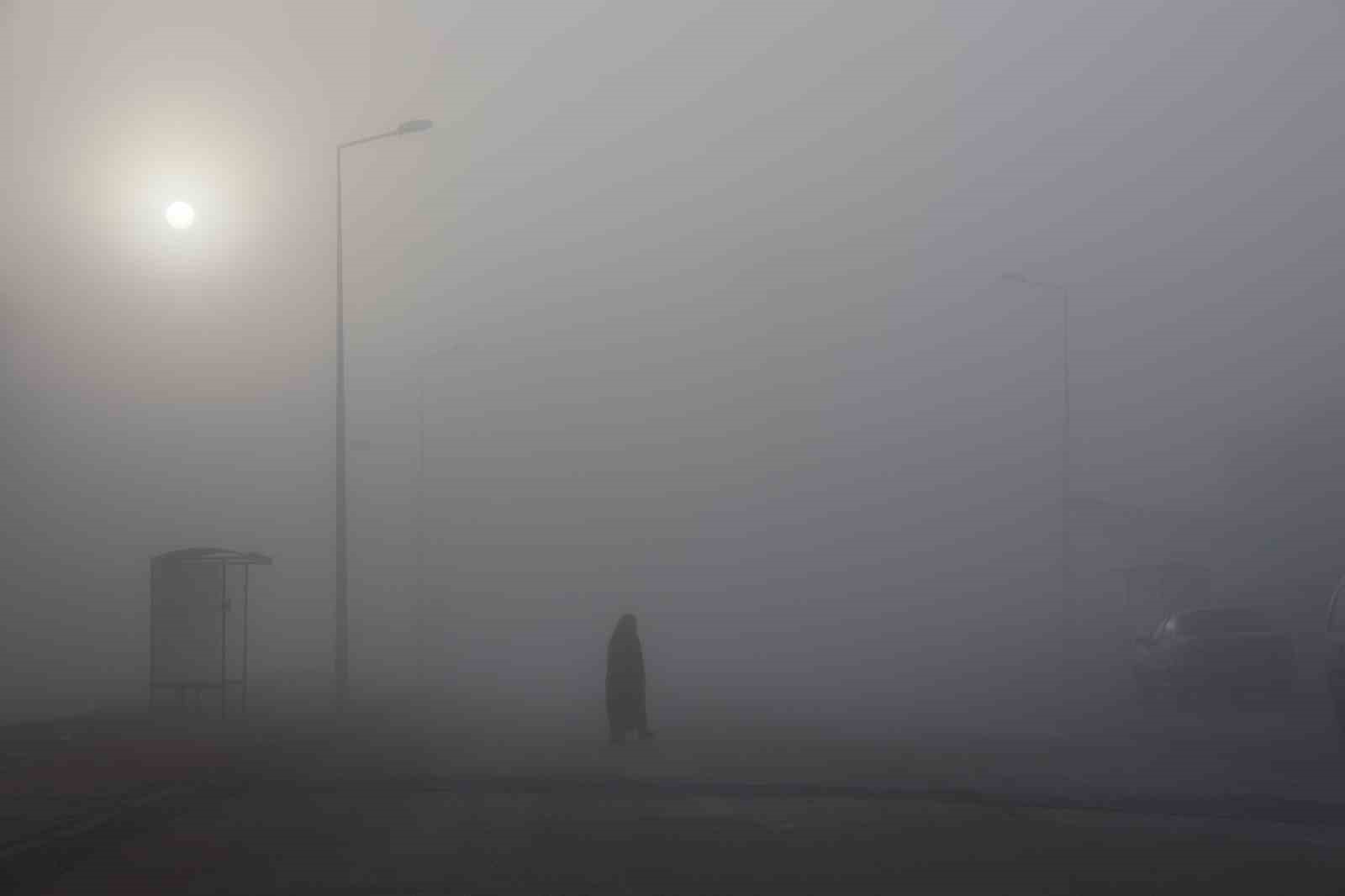 Elazığ’da sis görüş mesafesini 5 metreye düşürdü