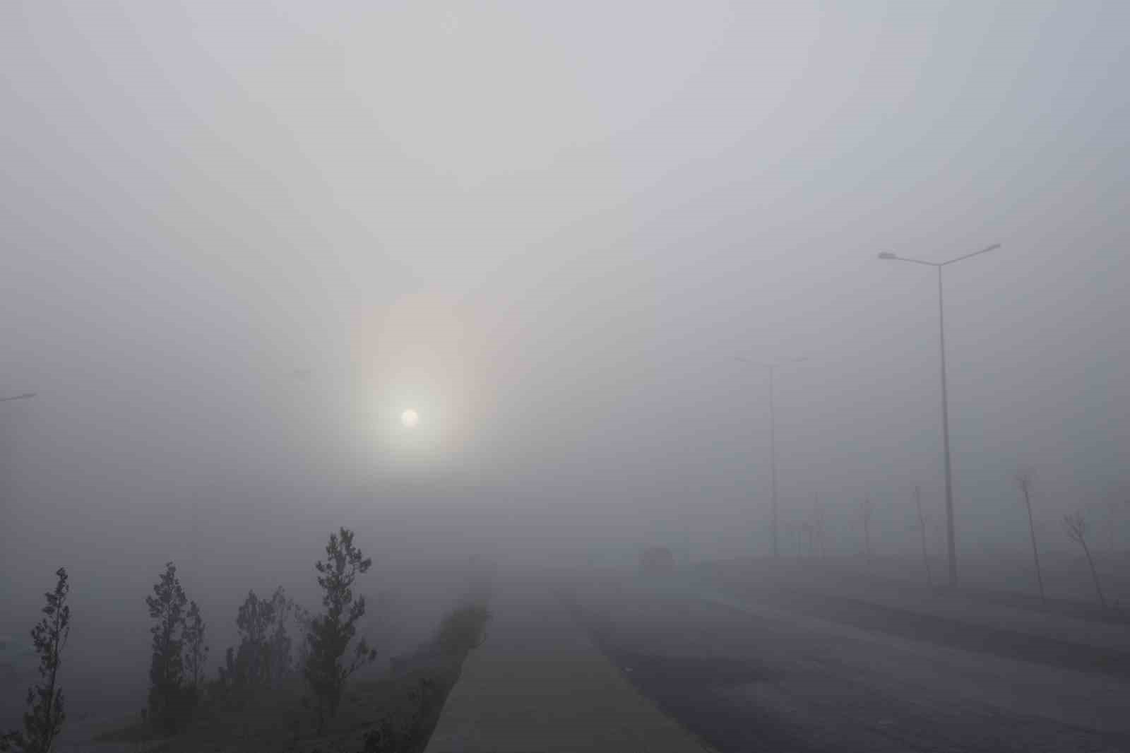 Elazığ&rsquo;da sis g&ouml;r&uuml;ş mesafesini 5 metreye d&uuml;ş&uuml;rd&uuml;
