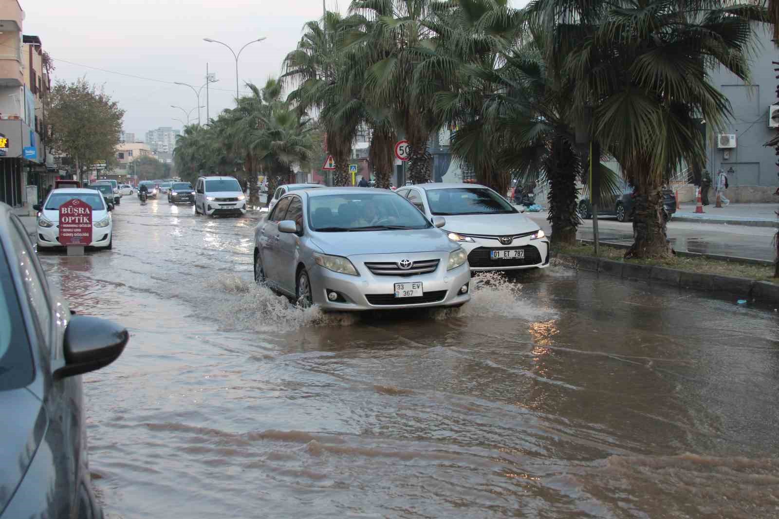 Adana’da patlayan içme suyu borusu sokakları göle çevirdi