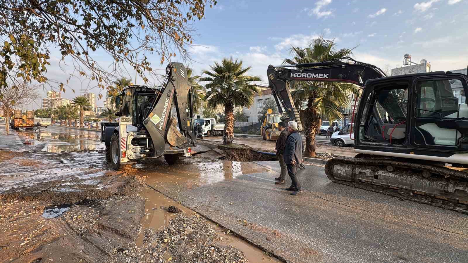 Adana&rsquo;da patlayan i&ccedil;me suyu borusu sokakları g&ouml;le &ccedil;evirdi
