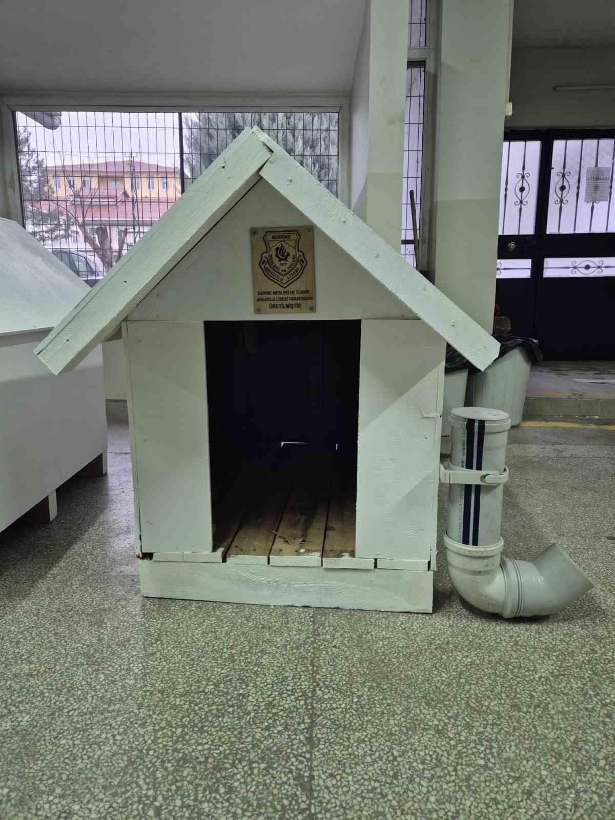 Meslek liselilerden sokak hayvanlarına kul&uuml;be desteği
