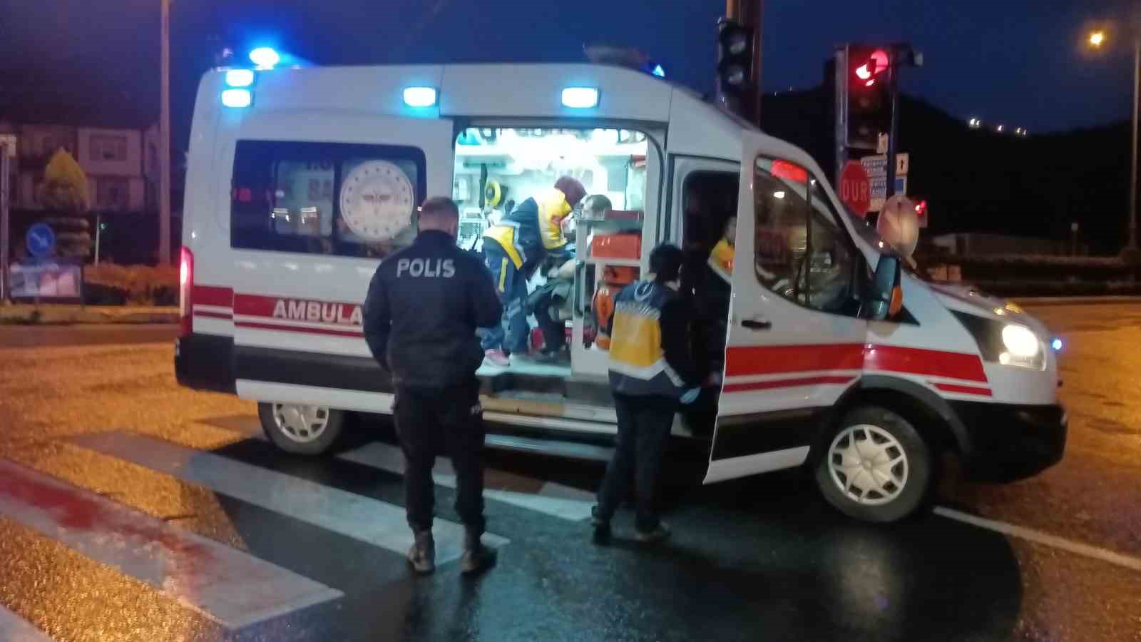 Kocaeli&rsquo;de otomobil hafif ticari araca &ccedil;arptı: 3 yaralı
