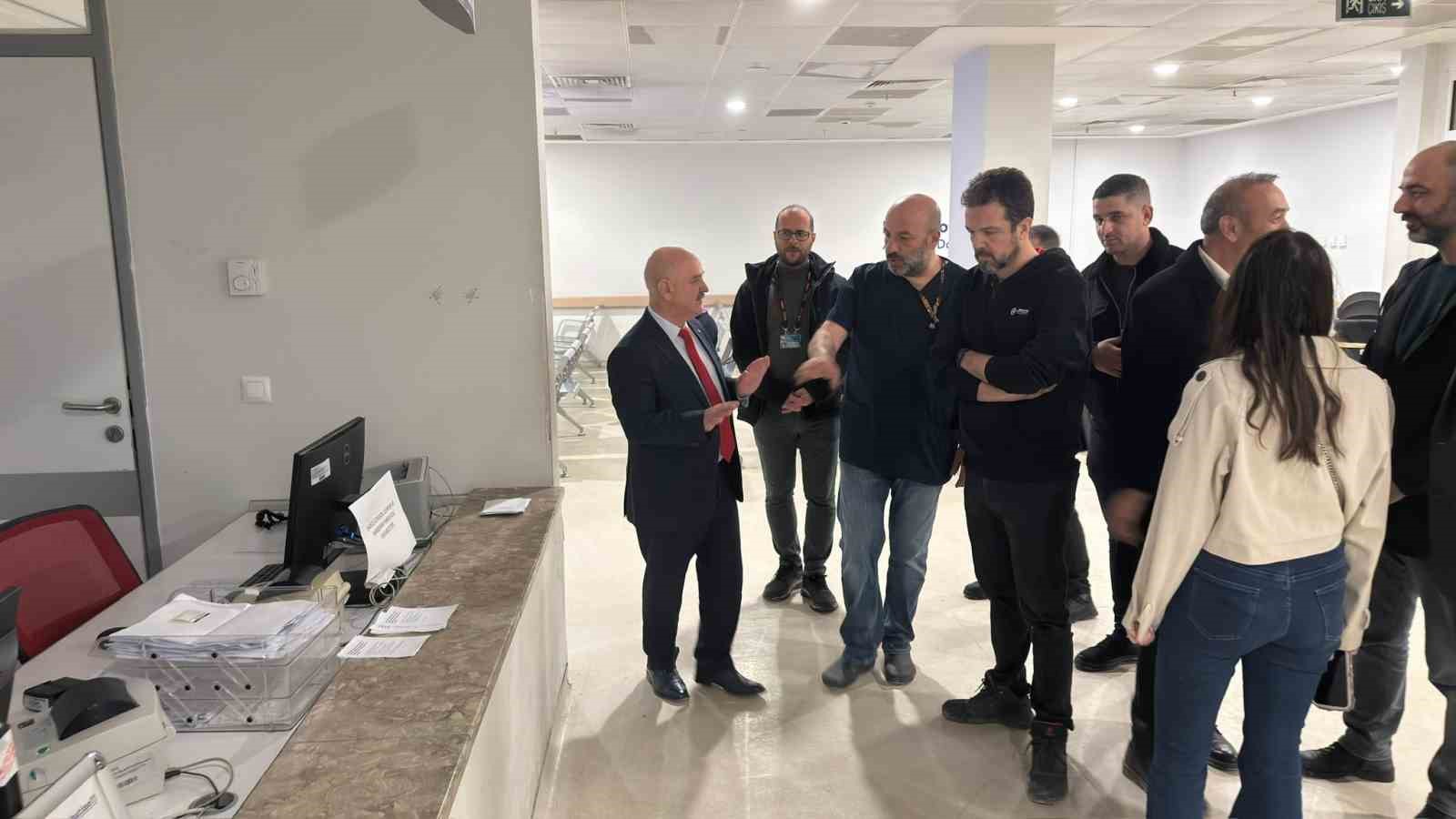 Rektör Sözbir, hastaneyi inceledi hastalarla sohbet etti