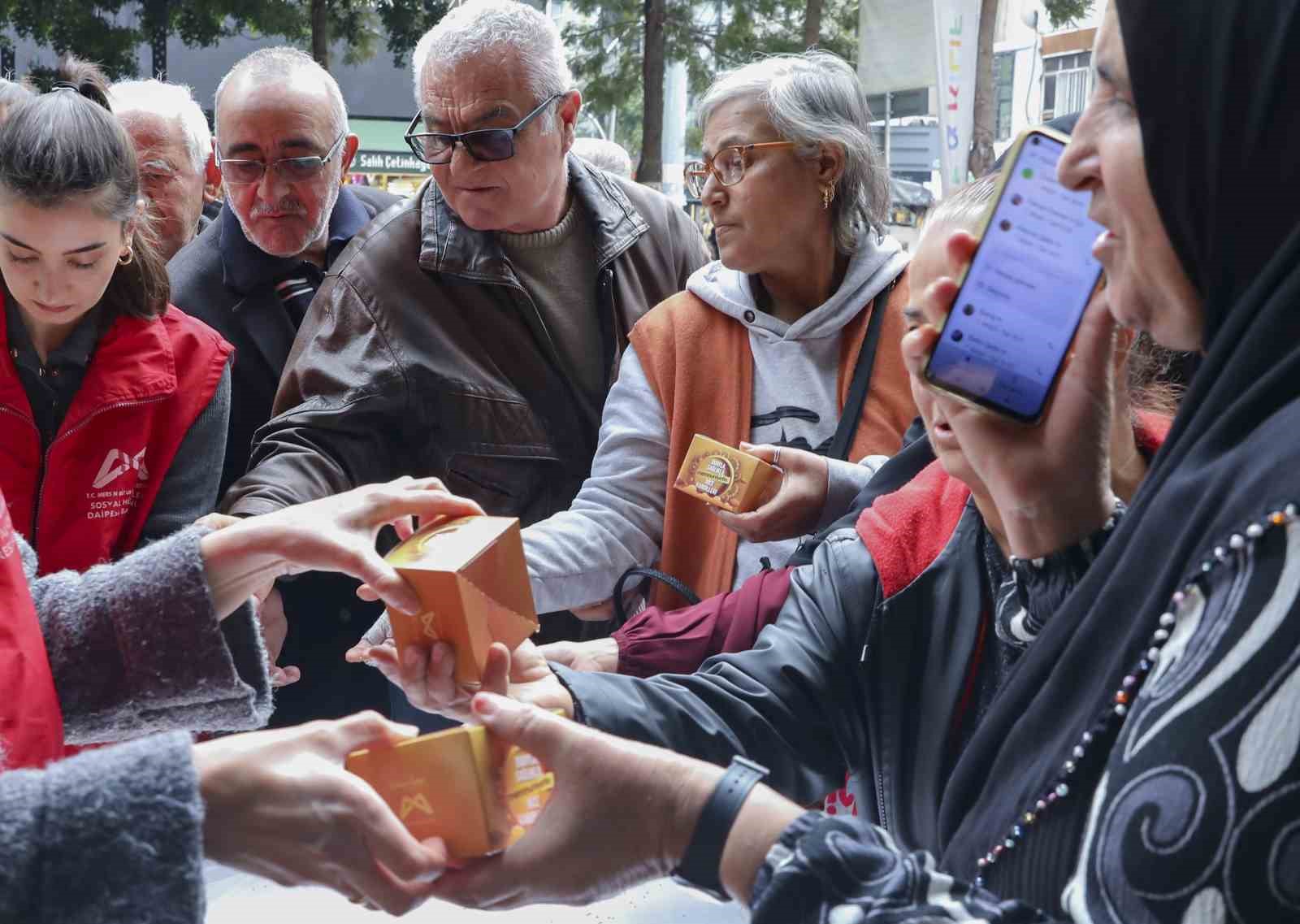 Mersin’de Regaip Kandilinde 15 bin kandil simidi dağıtıldı