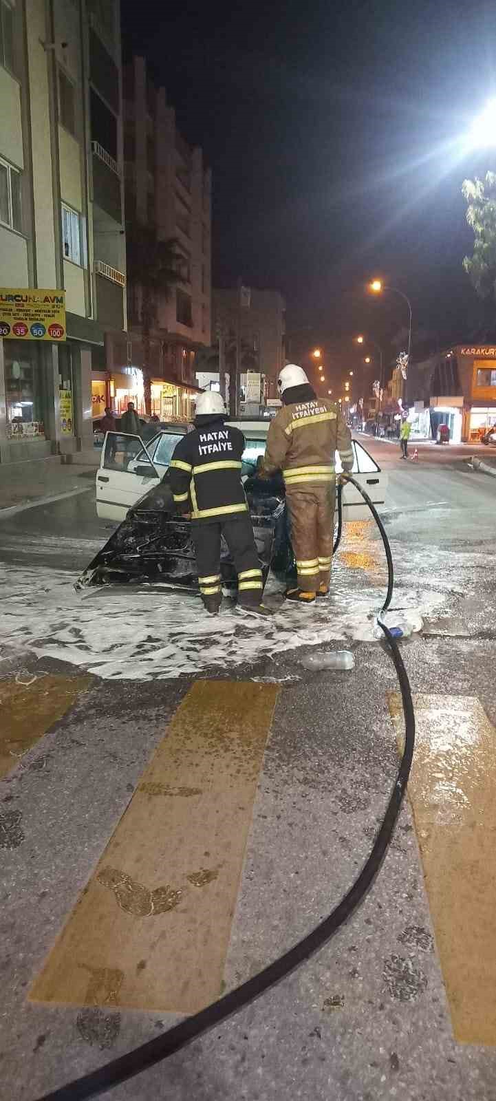 Seyir halindeki otomobil alevlere teslim oldu
