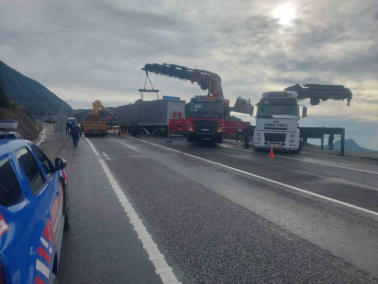 Manavgat&rsquo;ta şarampole devrilen tırın s&uuml;r&uuml;c&uuml;s&uuml; ağır yaralandı
