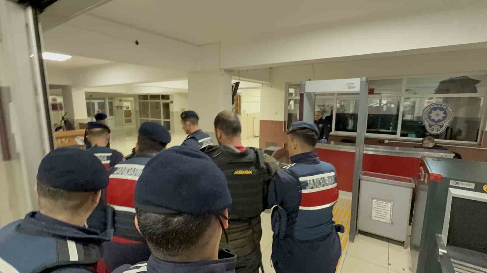 2 kişinin &ouml;l&uuml;m&uuml;ne sebep olan zanlılar adliyede
