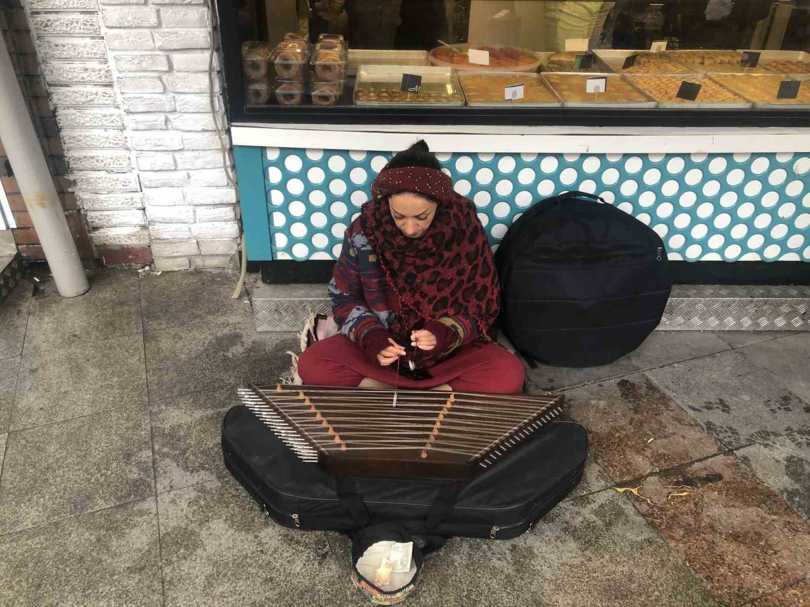 Sıra dışı m&uuml;zik aleti ile sokakta sanatını devam ettiriyor

