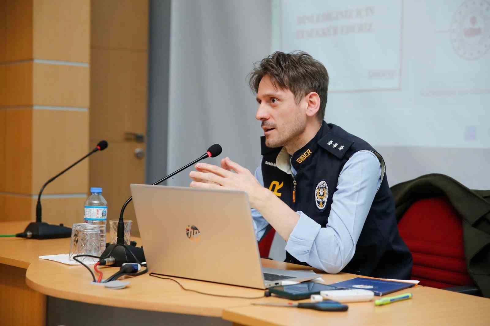 Bayburt&rsquo;ta &ouml;ğrenciler yapay zeka destekli dolandırıcılığa karşı bilgilendirildi
