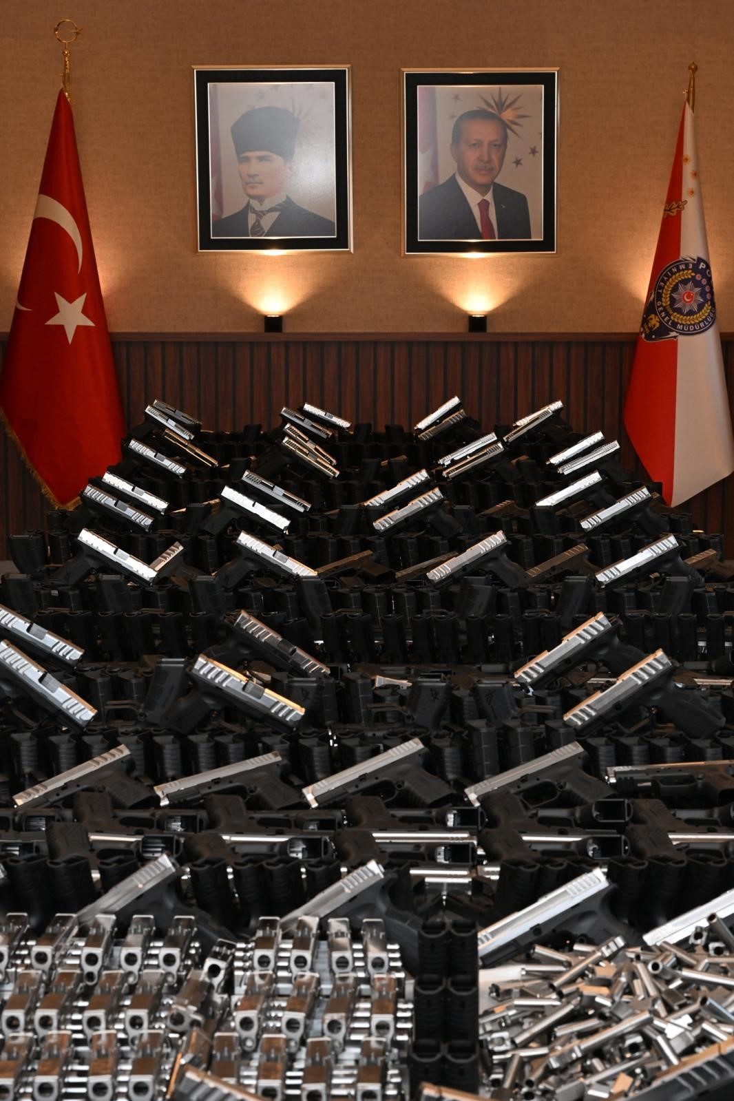 Otob&uuml;sten 46 bin silah par&ccedil;ası &ccedil;ıkmıştı, 6 ş&uuml;pheli adliyeye sevk edildi
