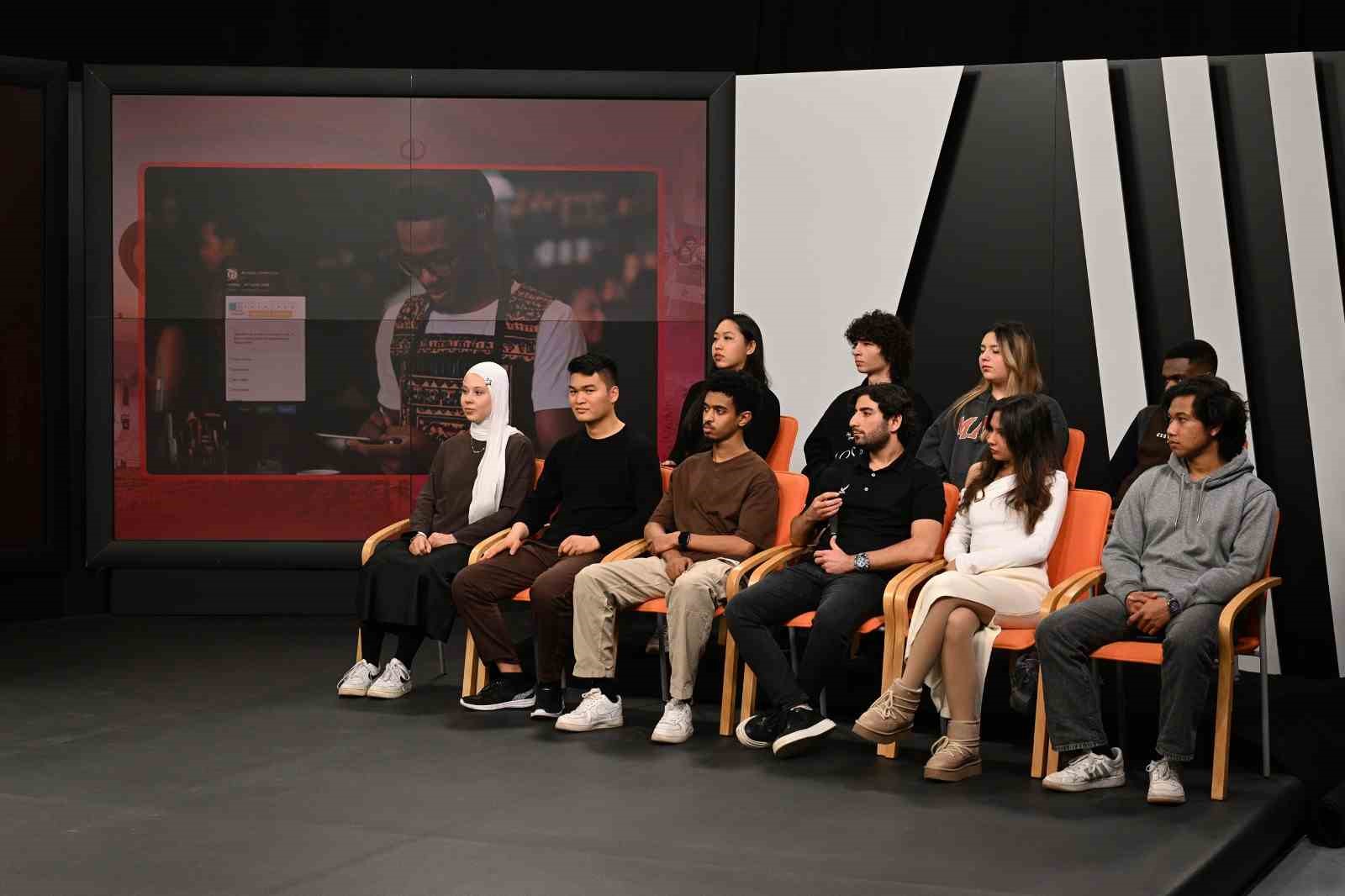 D&uuml;nyasının 123 &uuml;lkesindeki yaklaşık 4 bin &ouml;ğrenci T&uuml;rk&ccedil;eye &lsquo;Merhaba&rsquo; dedi
