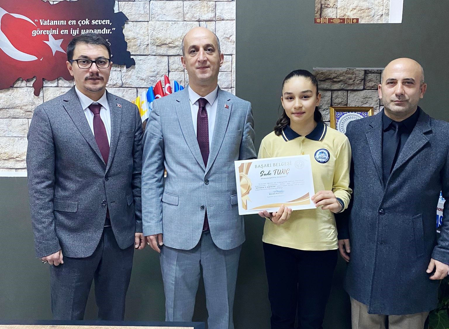 Hisarcık’ta şiir yarışmasında il birincisi olan öğrenci ödüllendirildi