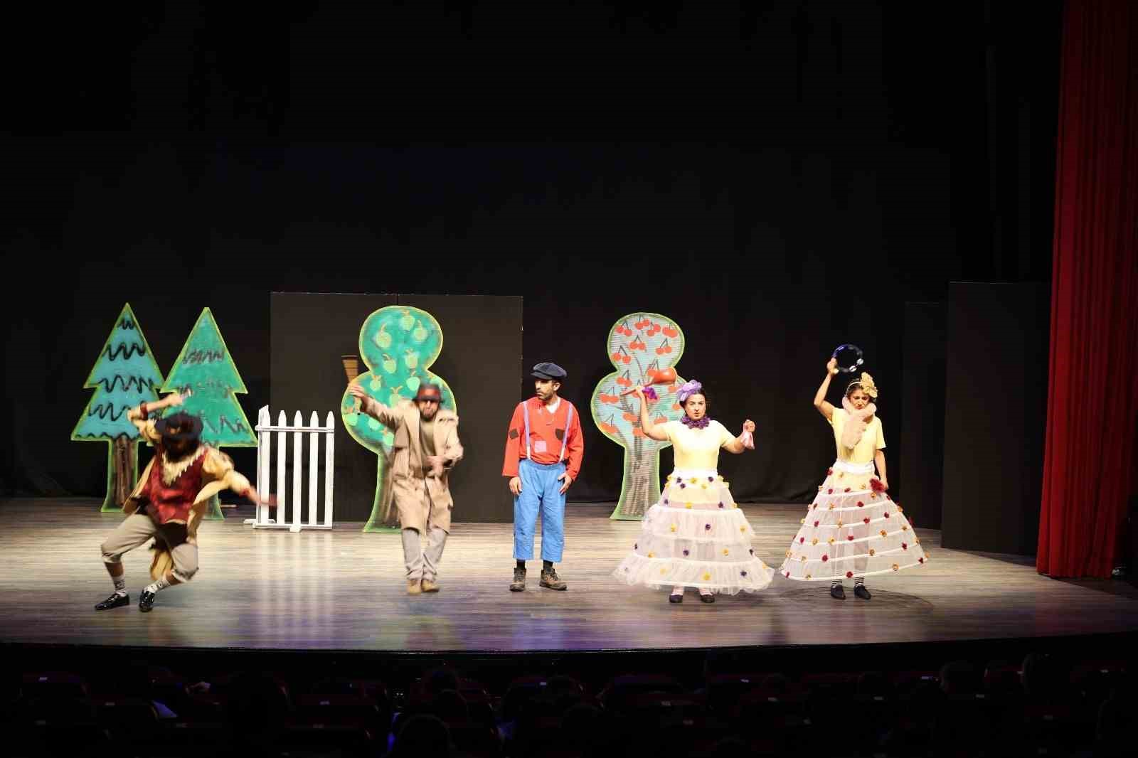 Başkan &Ccedil;er&ccedil;ioğlu, &ccedil;ocukları tiyatro ile buluşturdu
