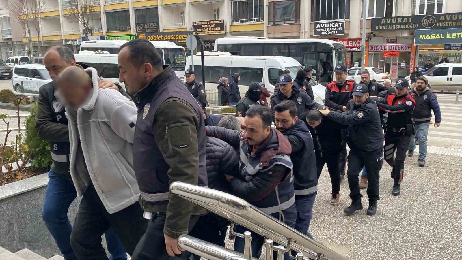 Aracını satmak isteyen vatandaşları milyonlarca lira dolandıran şebekeye 5 ilde operasyon: 14 gözaltı
