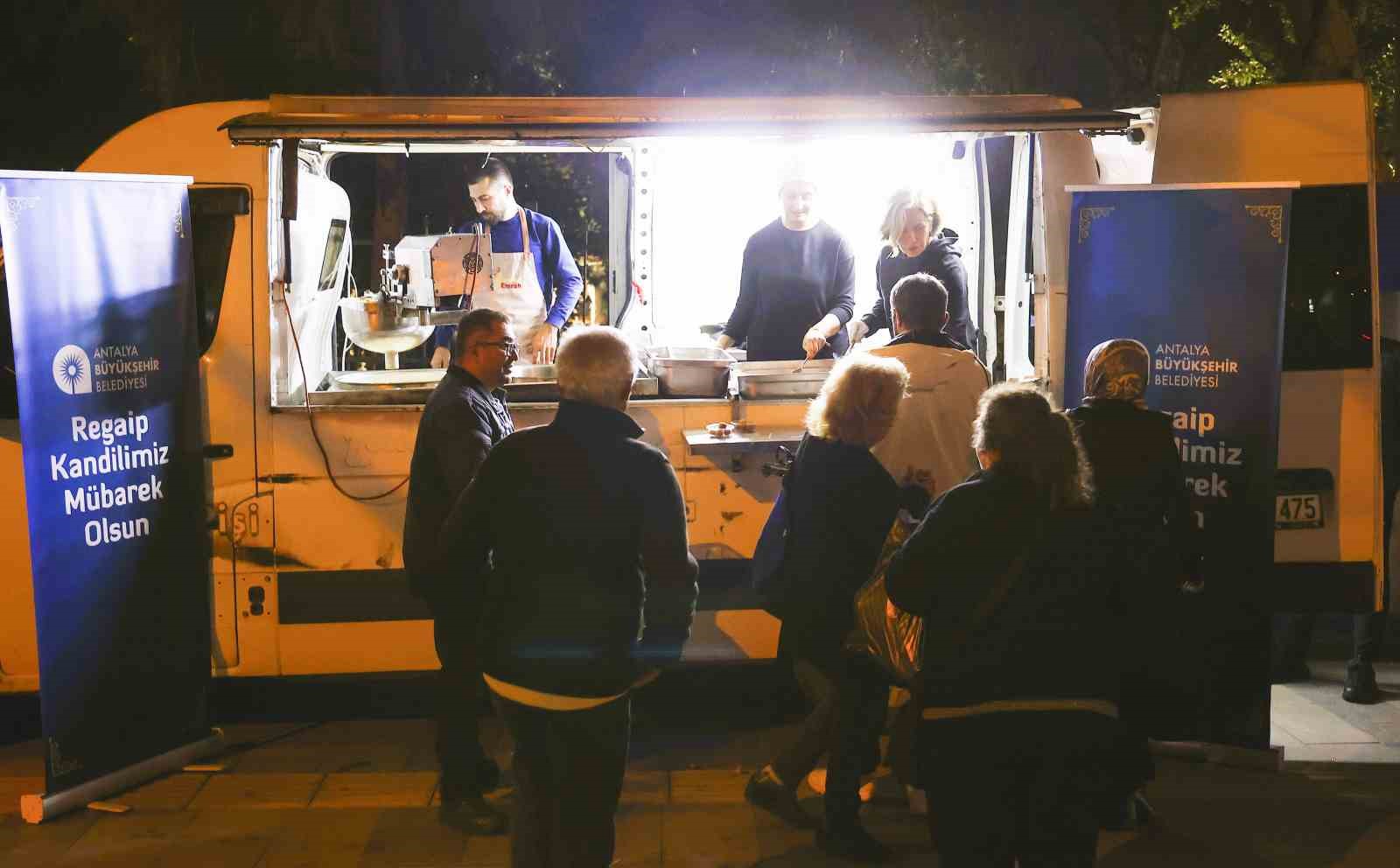 B&uuml;y&uuml;kşehir&rsquo;den Regaip Kandili&rsquo;nde lokma ve kandil simidi ikramı
