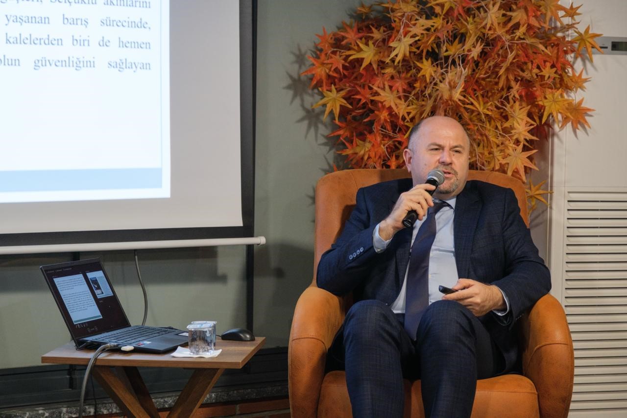 Başiskele&rsquo;deki k&uuml;lt&uuml;r s&ouml;yleşisinde &Ccedil;obankale kazıları anlatıldı
