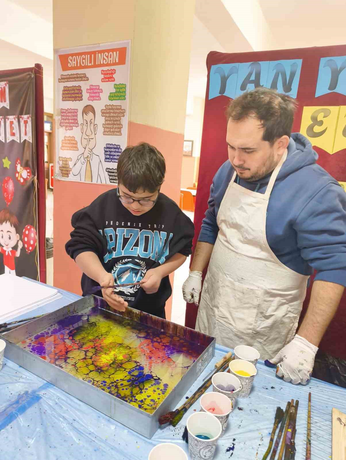 Muğlalı &ouml;ğrenciler ebru sanatıyla tanıştı
