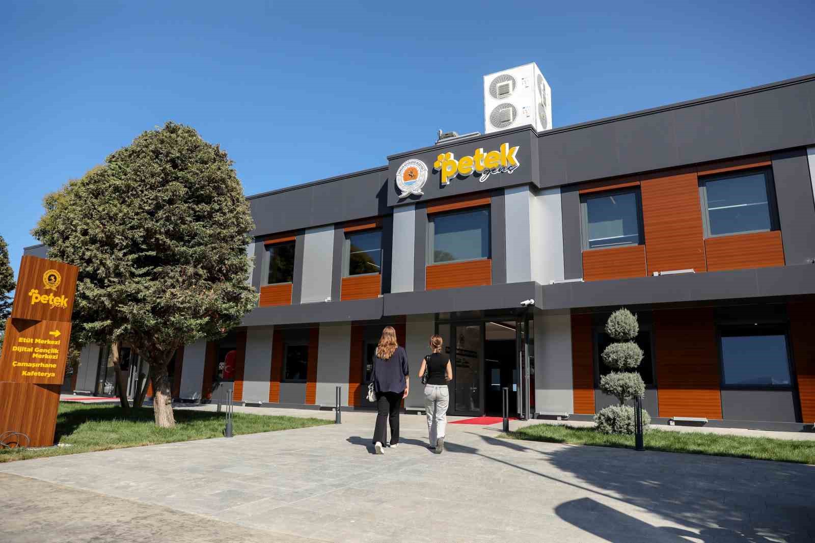 Petek Gen&ccedil; Dijital Gen&ccedil;lik Merkezi&rsquo;nde kurslar devam ediyor
