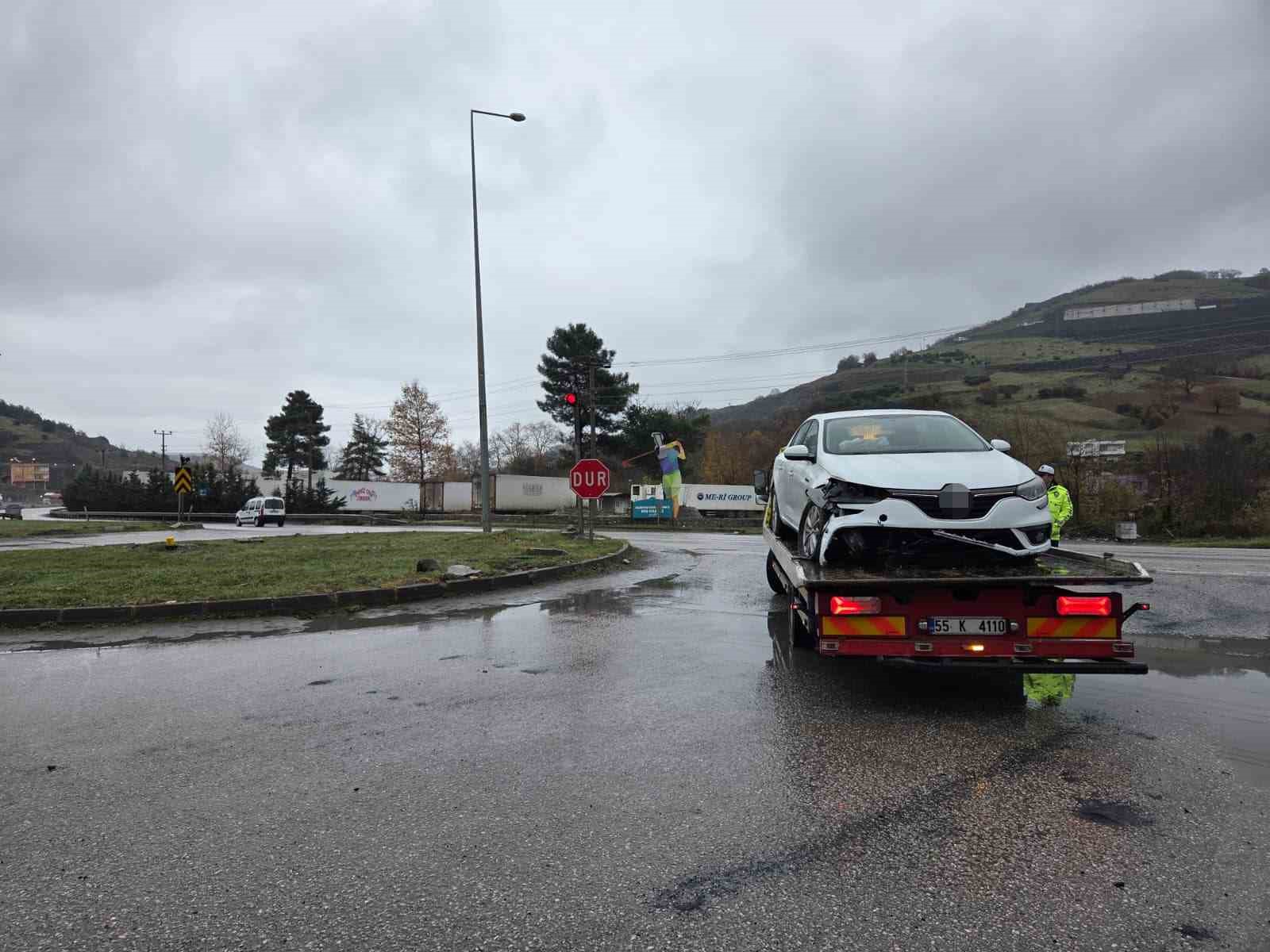 Otomobil ile hafif ticari ara&ccedil; &ccedil;arpıştı: 2 yaralı
