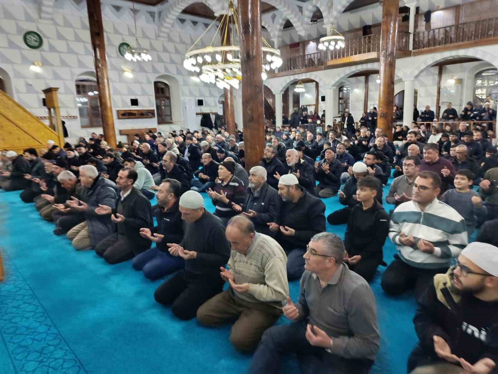 Emirdağ &Ccedil;arşı Camii&rsquo;nde &lsquo;Regaip Kandili&rsquo; &ouml;zel programı ger&ccedil;ekleştirildi
