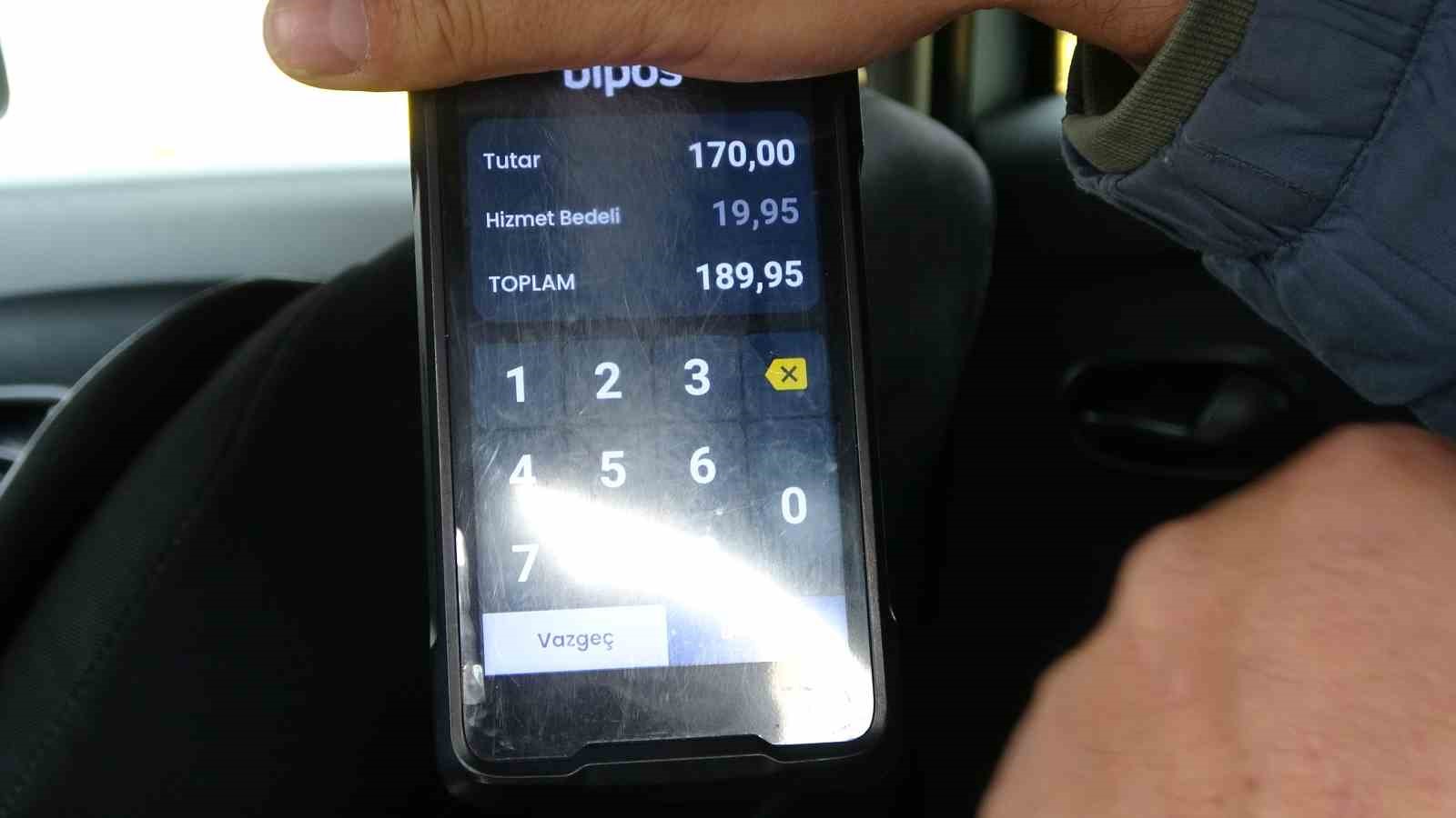 Taksilerde kredi kartıyla yapılan ödemelerde POS cihazları üzerinden alınan "hizmet bedeli" yolcular ile sürücüleri karşı karşıya getiriyor. Kocaeli'de bir yolcunun ek ücret tepkisi cep telefonu kamerasına yansırken, komisyonun kendilerine değil finans kuruluşlarına gittiğini belirten taksici esnafı, ek maliyetle karşılaşmak istemeyen yolcular için nakit ödeme dışında bir seçenek kalmadığını vurguladı.