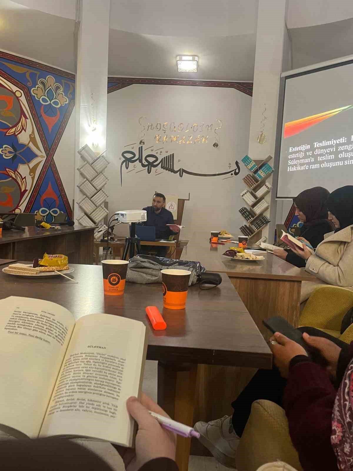 Müslüman Kimliği İnşa Etme Üzerine kitap tahlili gerçekleştirildi